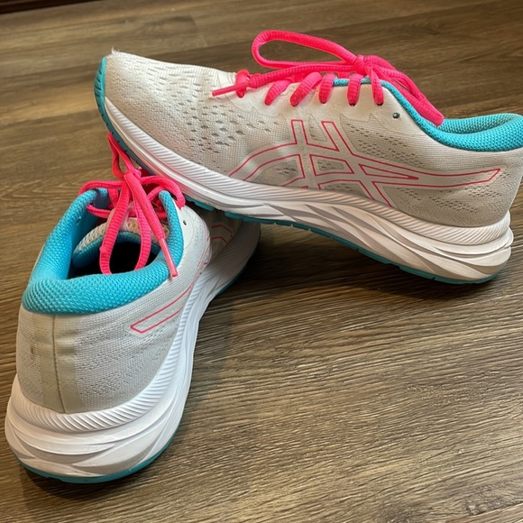 Women’s ASICS running shoes 7.5 - Picture 3 of 7